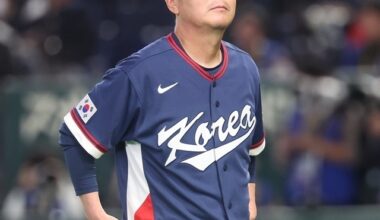 The World Baseball Classic warm-up match between the Korean national team and the Hanshin Tigers of Japanese pro baseball took place at the Kyocera Dome in Osaka, Japan on Sunday. Ryu finished the inning without allowing a run in the bottom of the seventh inning, and is heading to the dugout. Photo = Yonhap News