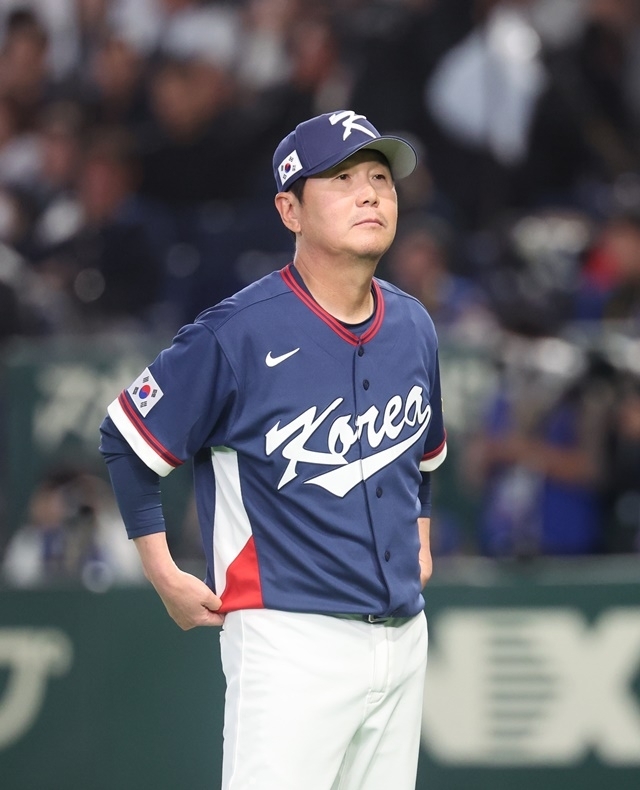 The World Baseball Classic warm-up match between the Korean national team and the Hanshin Tigers of Japanese pro baseball took place at the Kyocera Dome in Osaka, Japan on Sunday. Ryu finished the inning without allowing a run in the bottom of the seventh inning, and is heading to the dugout. Photo = Yonhap News