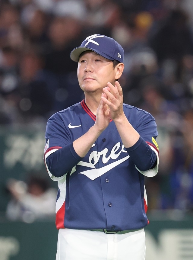 South Korean coach Ryu Ji-hyun enters the match between South Korea and Japan in the second Group C match of the 2026 World Baseball Classic (WBC) at Tokyo Dome, Japan on the 7th. Photo = Yonhap News