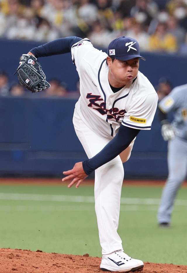 At the World Baseball Classic warm-up match between the Korean national team and the Hanshin Tigers of the Japanese professional baseball league held at Kyocera Dome in Osaka, Japan on Sunday. Korean Ryu Hyun-jin is pitching hard in the bottom of the seventh inning. Photo = Yonhap News