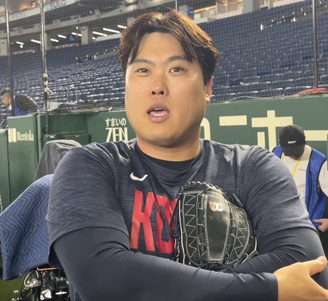 The World Baseball Classic warm-up match between the Korean national team and the Hanshin Tigers of Japanese pro baseball took place at the Kyocera Dome in Osaka, Japan on Sunday. Ryu finished the inning without allowing a run in the bottom of the seventh inning, and is heading to the dugout. Photo = Yonhap News