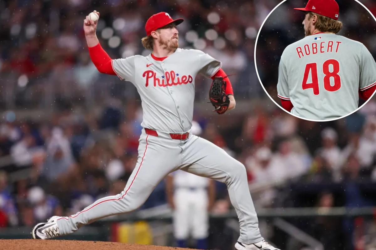 Phillies pitcher Daniel Robert collapses during bullpen session