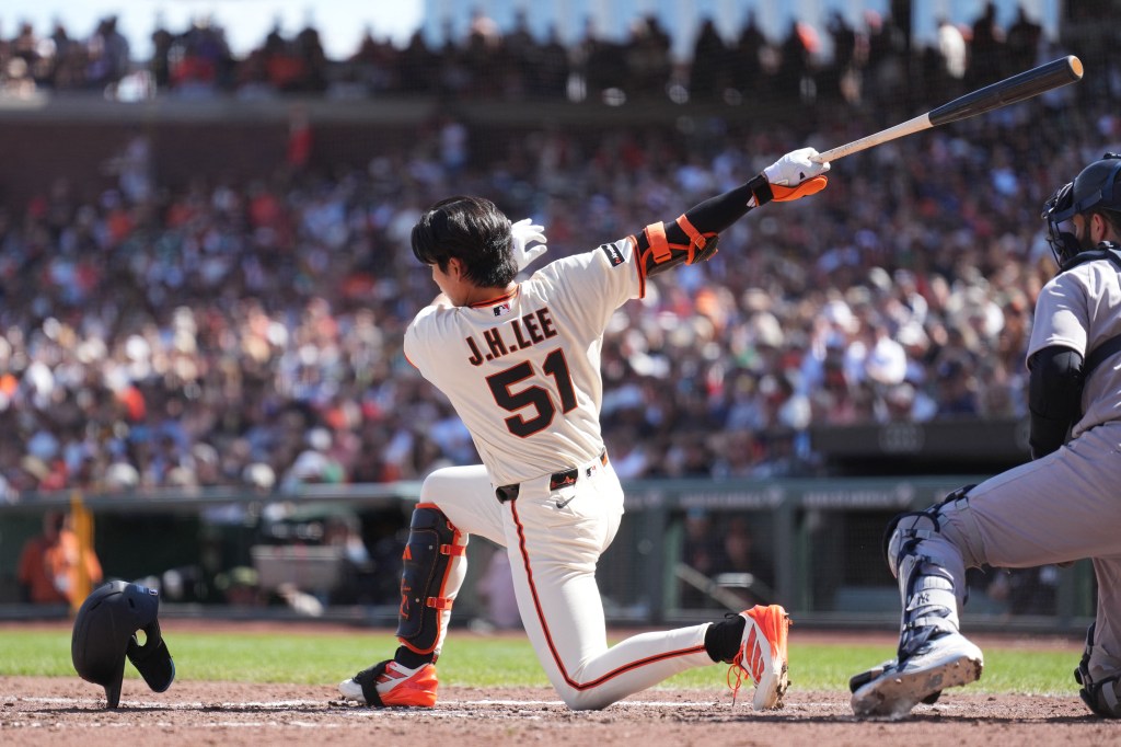 San Francisco Giants right fielder Jung Hoo Lee (51) losing his helmet after striking out.