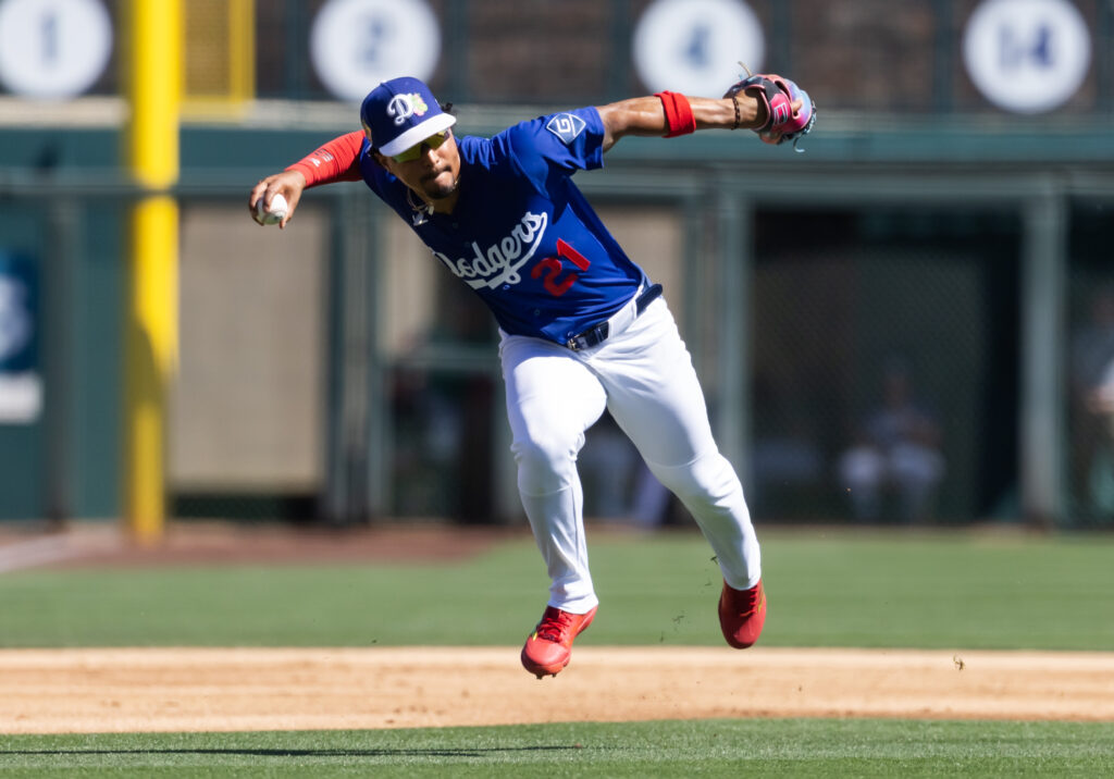 Roberts Expects Santiago Espinal To Make Dodgers' Roster