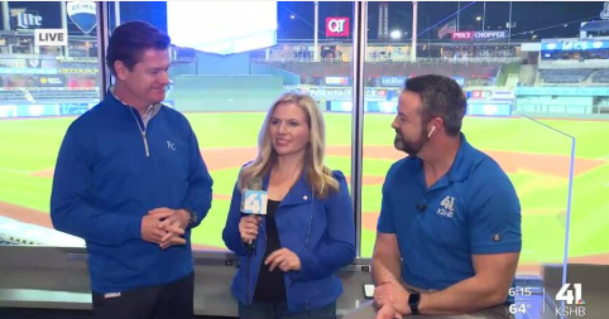 Kansas City Royals, fans flock to Kauffman Stadium for home opener