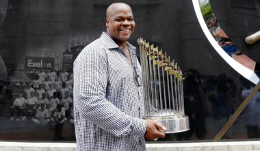 Frank Thomas sues the Chicago White Sox