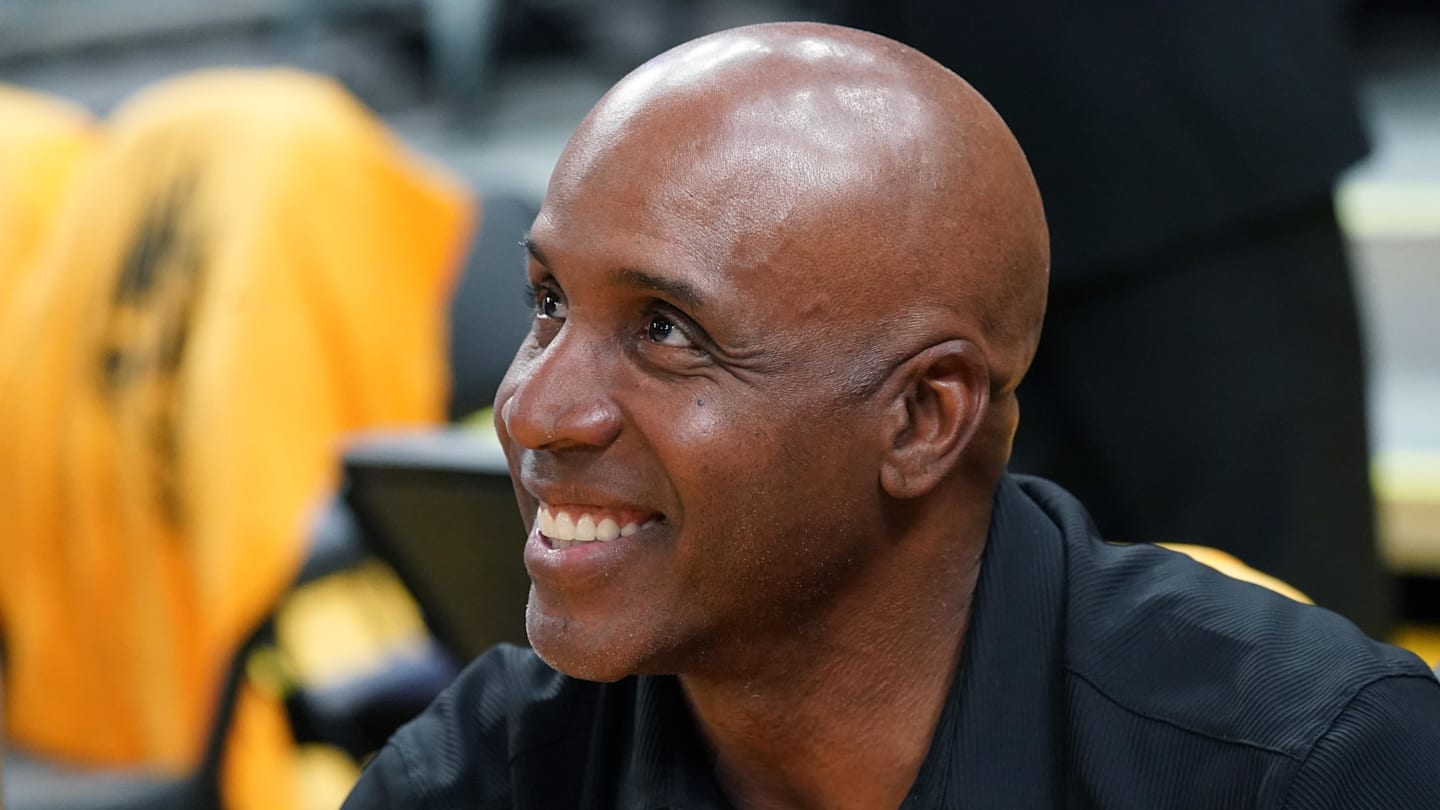 Giants Legend Barry Bonds’ Total MLB Walks Adds Up to Absurd Distance