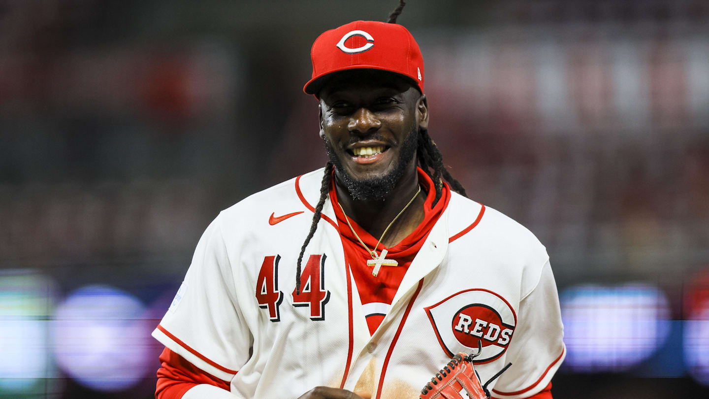 Cincinnati Reds shortstop Elly De La Cruz (44) runs off the field