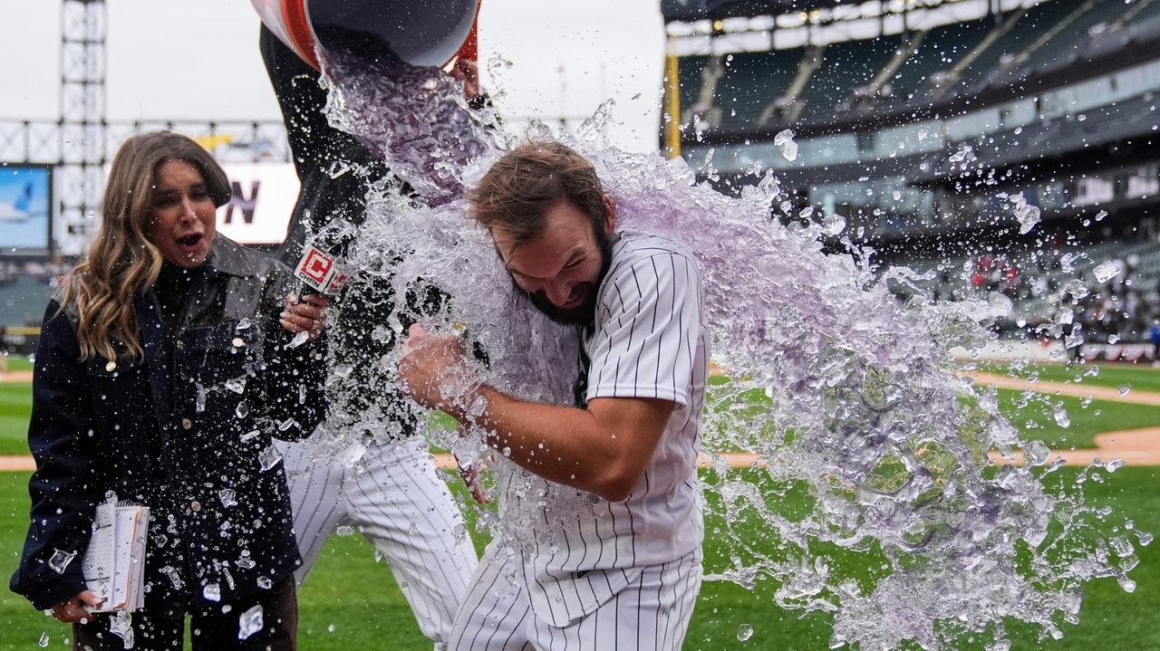 Peters' single caps 2-run 10th as White Sox beat Blue Jays 5-4 in home opener