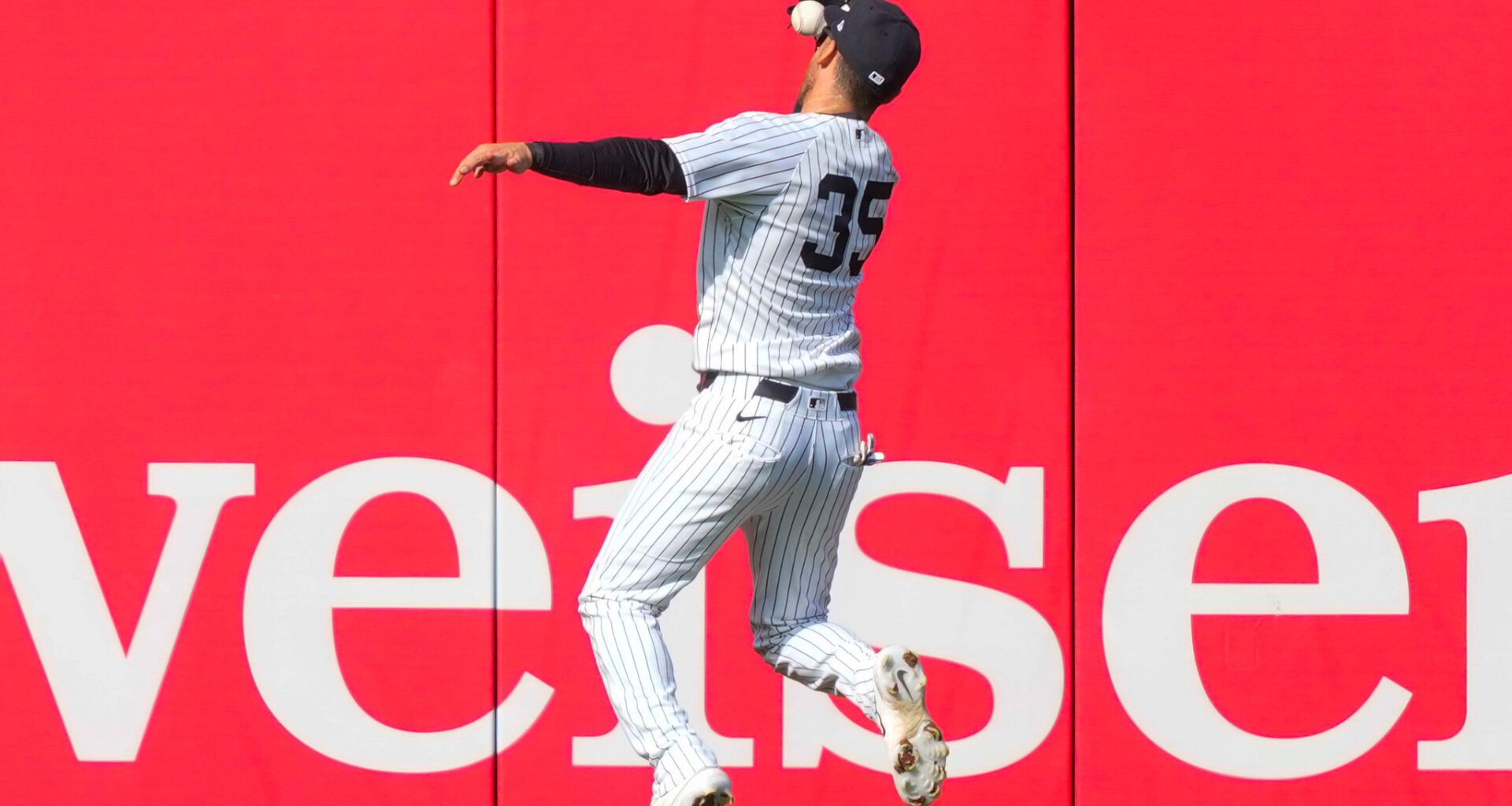 Yankees left fielder Cody Bellinger makes acrobatic catch to rob Marlins' Xavier Edwards