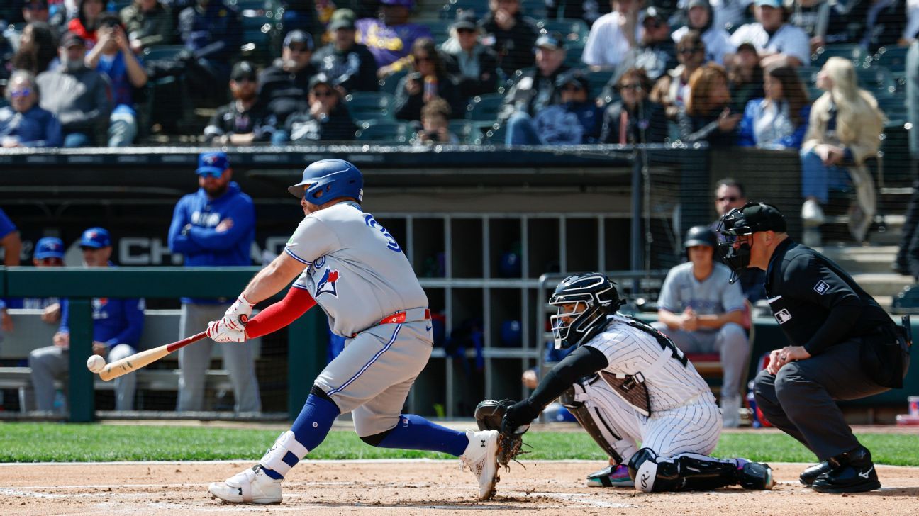 Jays' Alejandro Kirk (thumb) injured by foul tip, set for X-rays