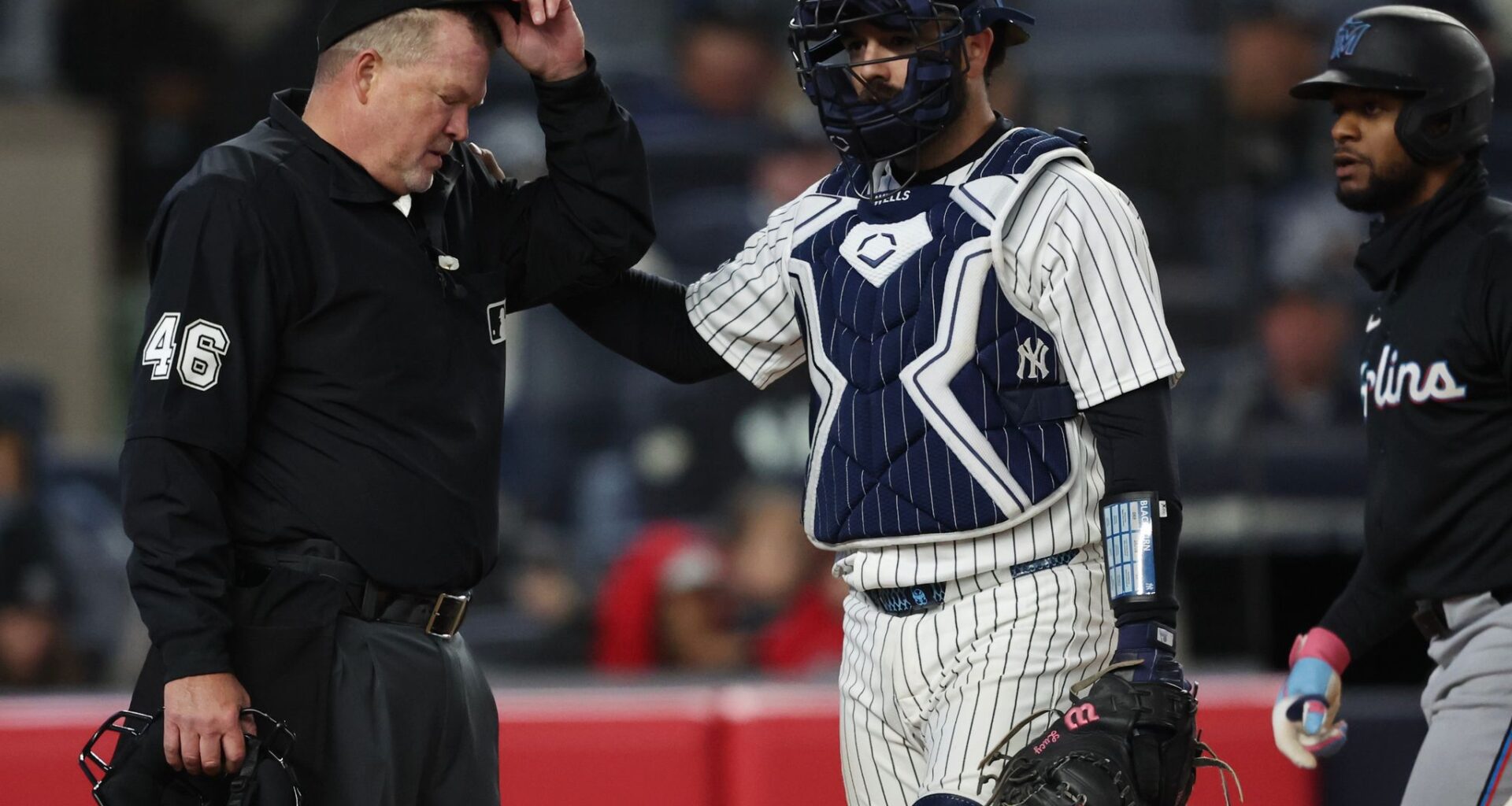 Plate umpire Ron Kulpa leaves Marlins-Yankees game after taking foul ball off mask
