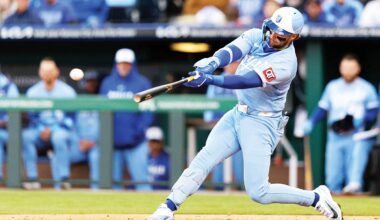 Royals earn doubleheader split against Brewers