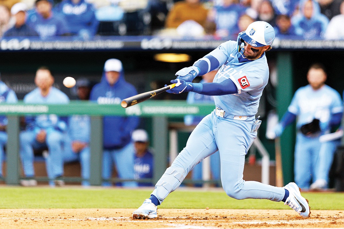 Royals earn doubleheader split against Brewers