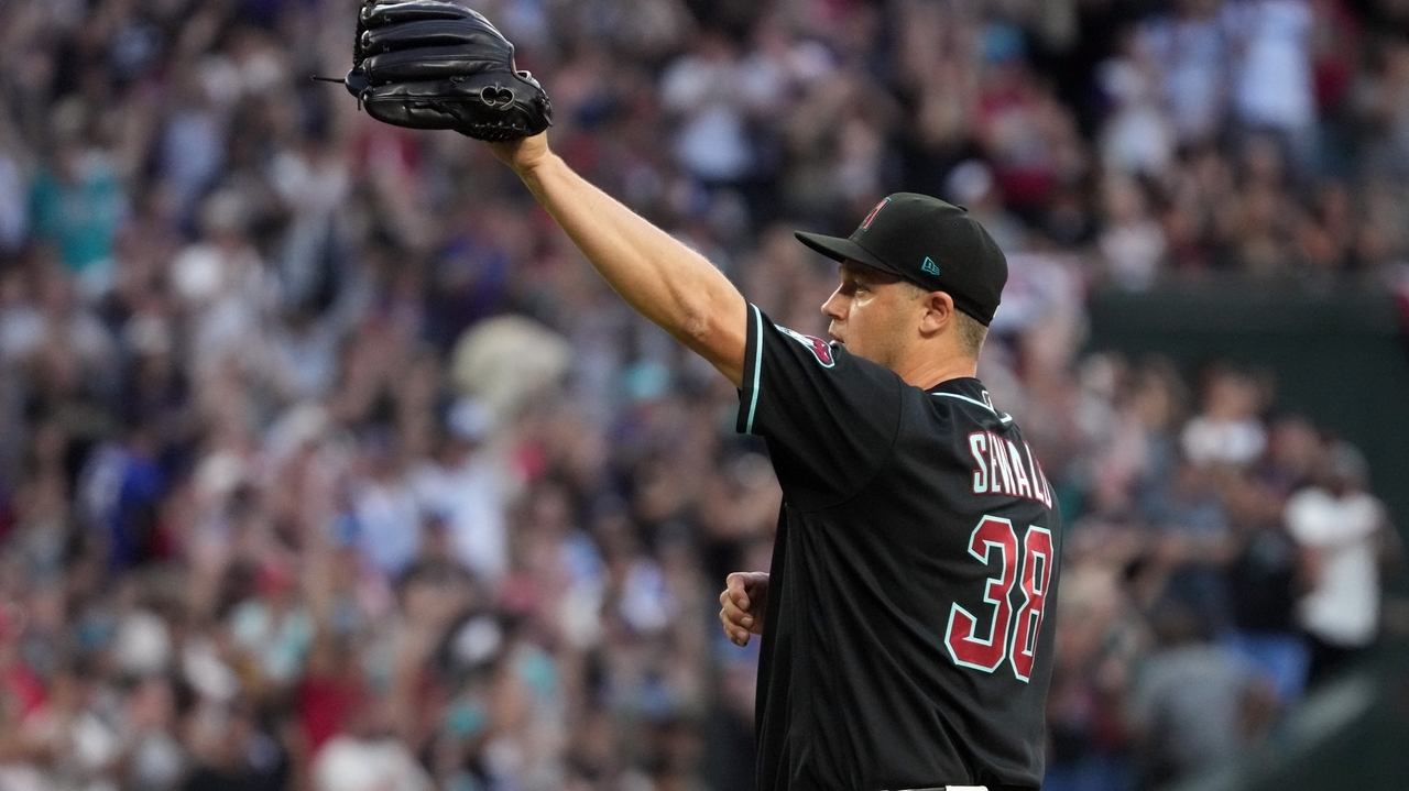 Diamondbacks score twice on bunt and throwing error, hold off Braves 2-1