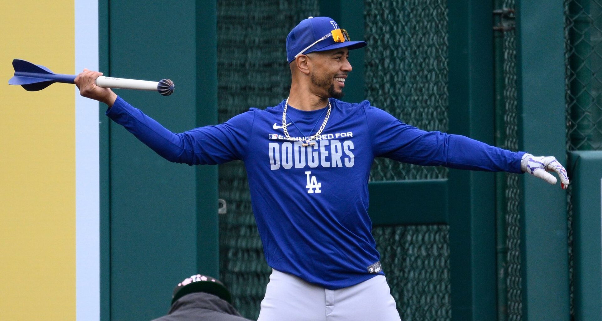 Dodgers place Mookie Betts on injured list with right oblique strain