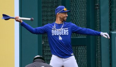 Dodgers place Mookie Betts on injured list with right oblique strain