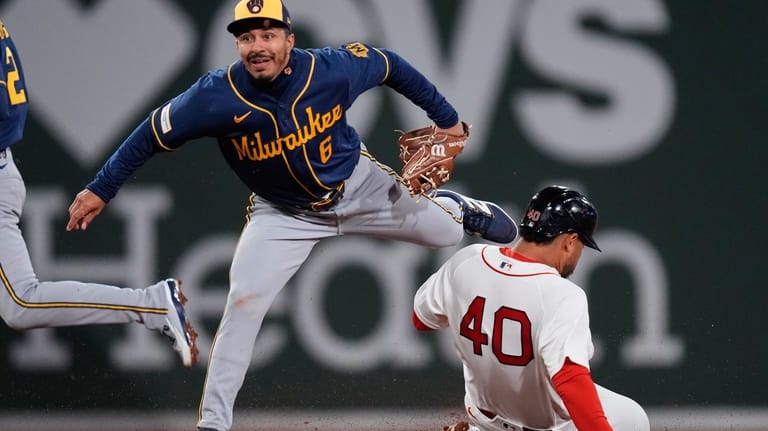 Boston Red Sox's Willson Contreras (40) is forced out by...