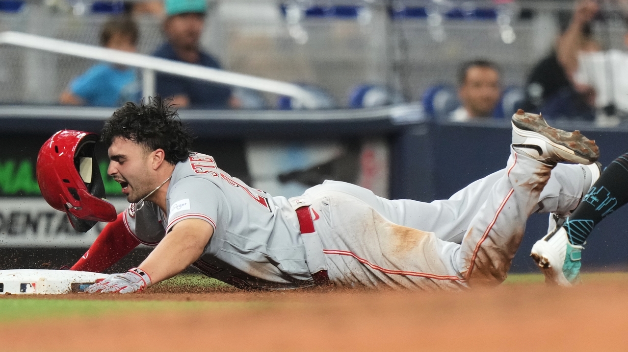 De La Cruz's 2 hits, Stephenson's HR power Reds to a 2-0 win over the Marlins