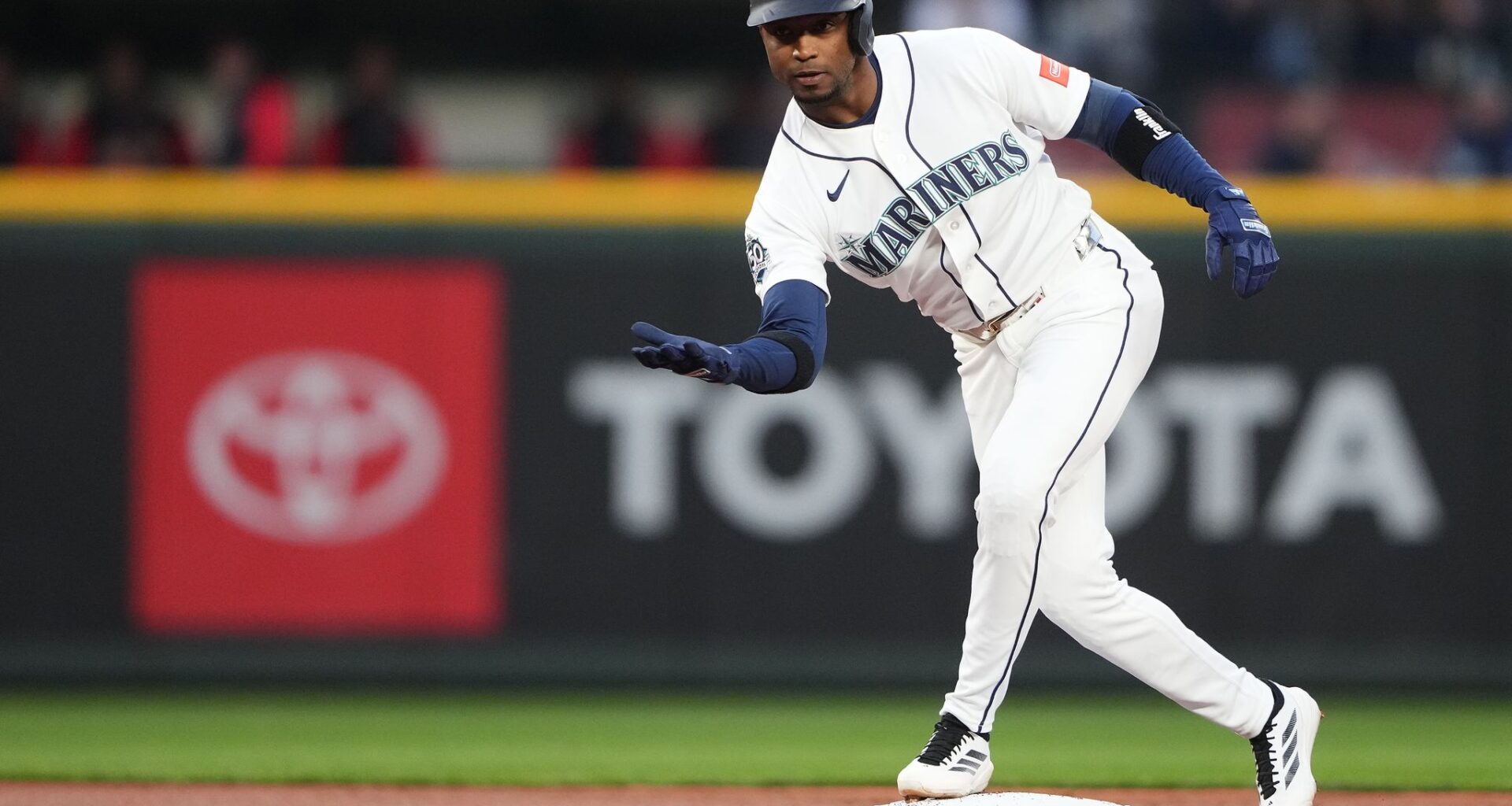 Mariners place outfielder Victor Robles on 10-day injured list