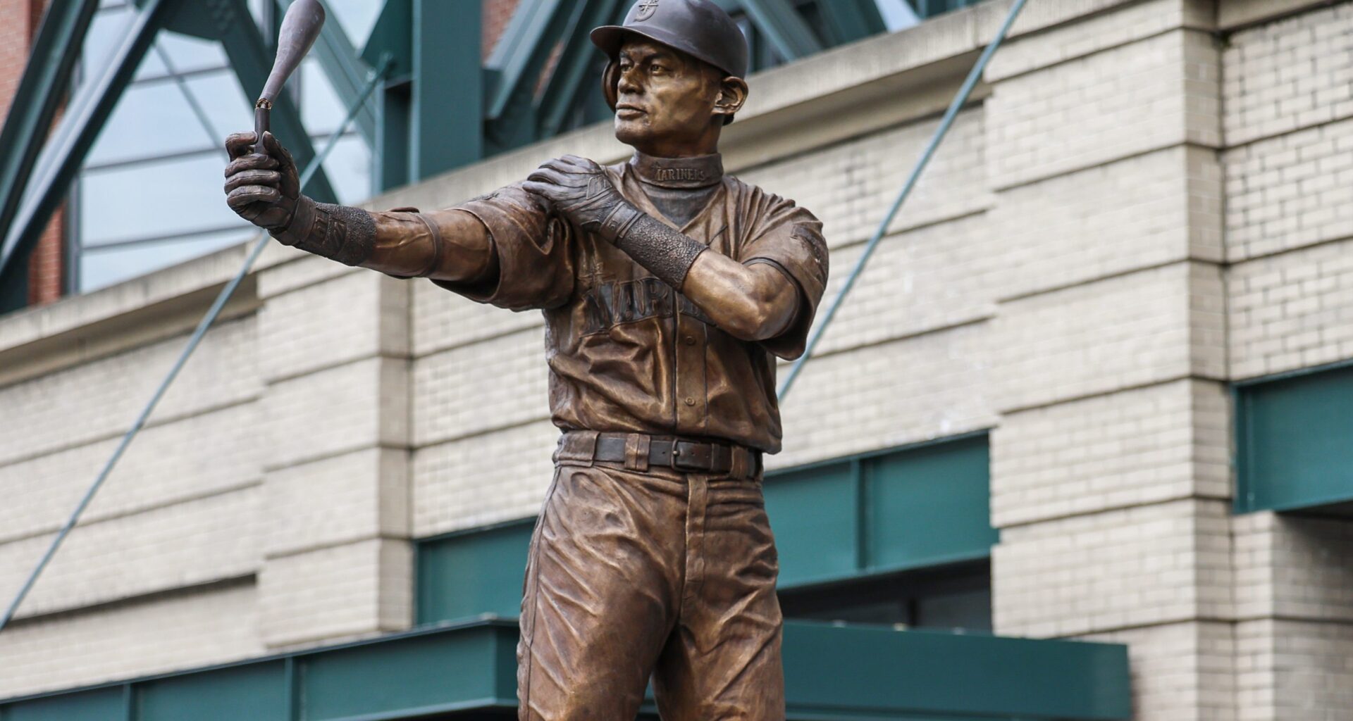 Ichiro Suzuki Statue Mishap Turns Mariners Moment Viral