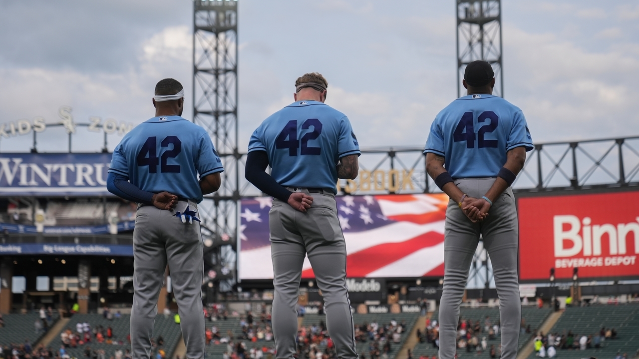 Singer leading Jackie Robinson festivities collapses before White Sox game against Rays