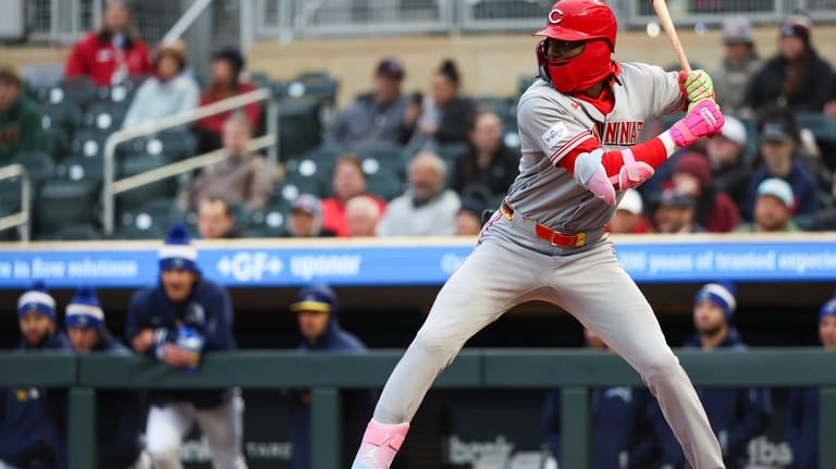 Cincinnati Reds shortstop Elly de la Cruz bats against the...