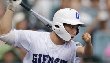 Baseball: Player without fingers takes step forward in university league