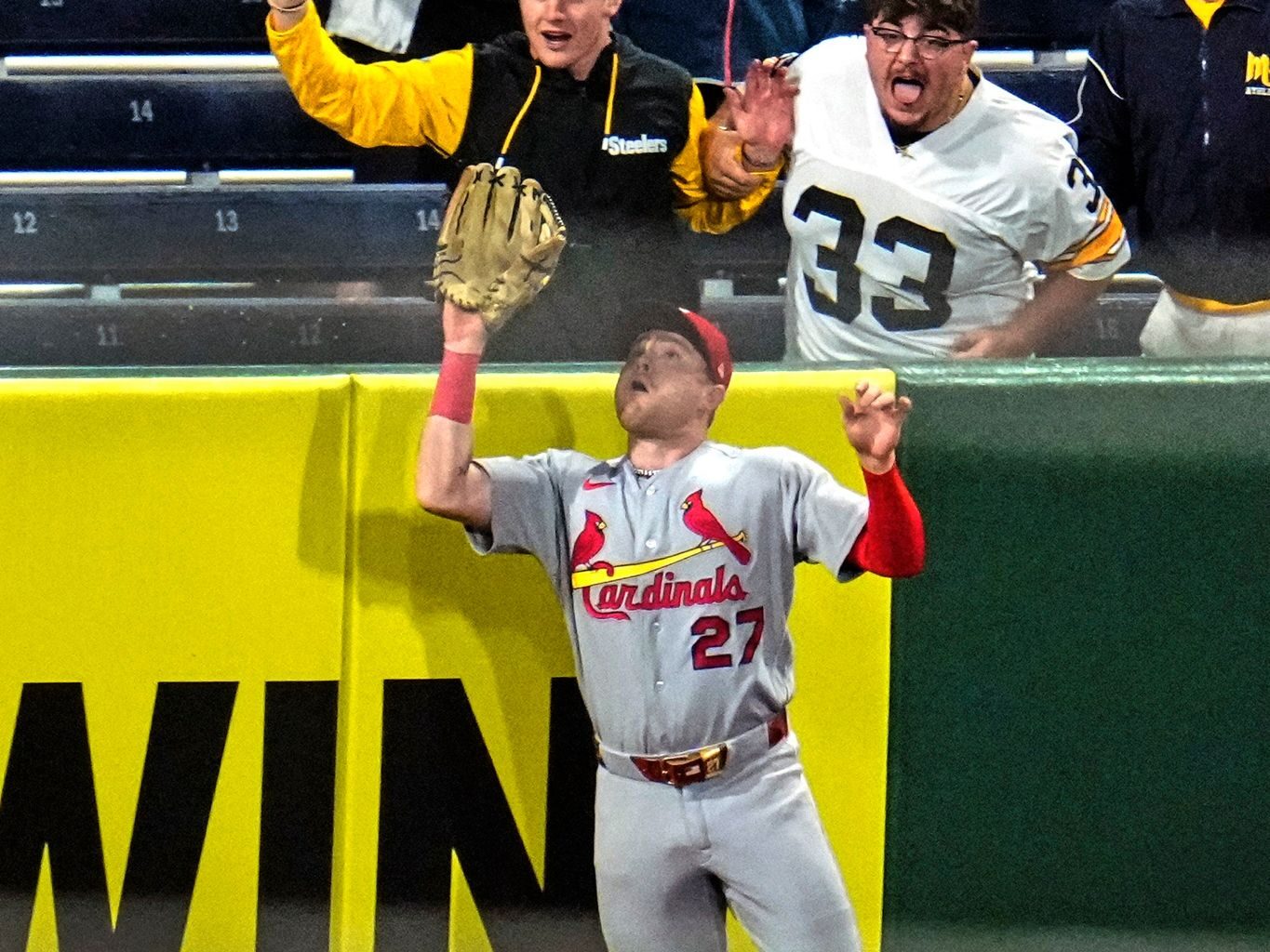 Nathan Church steals another homer, this time giving the Cardinals a win over the Pirates