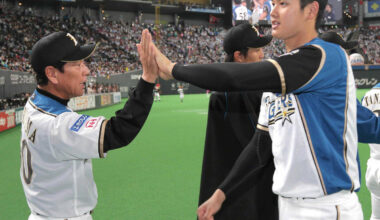 In 2017, Kuriyama, who was the manager of Nippon-Ham Fighters, greeted Ohtani with a high five after he contributed to win.