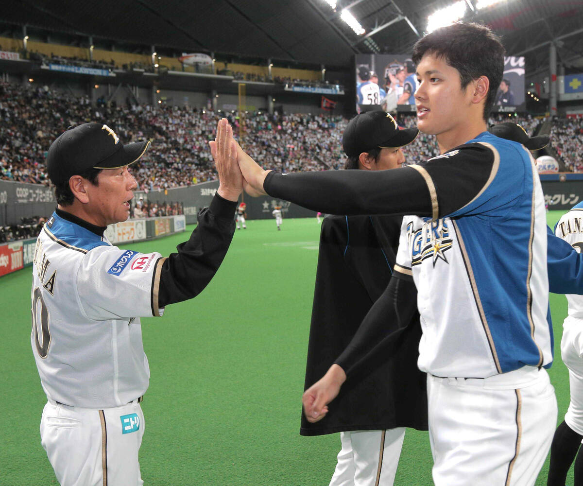 In 2017, Kuriyama, who was the manager of Nippon-Ham Fighters, greeted Ohtani with a high five after he contributed to win.