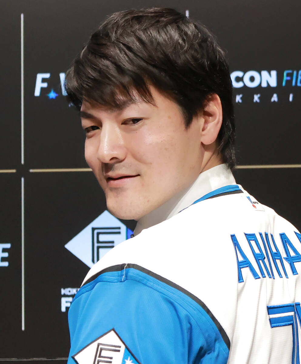 Nippon-Ham 's Arihara held a press conference upon joining the team.