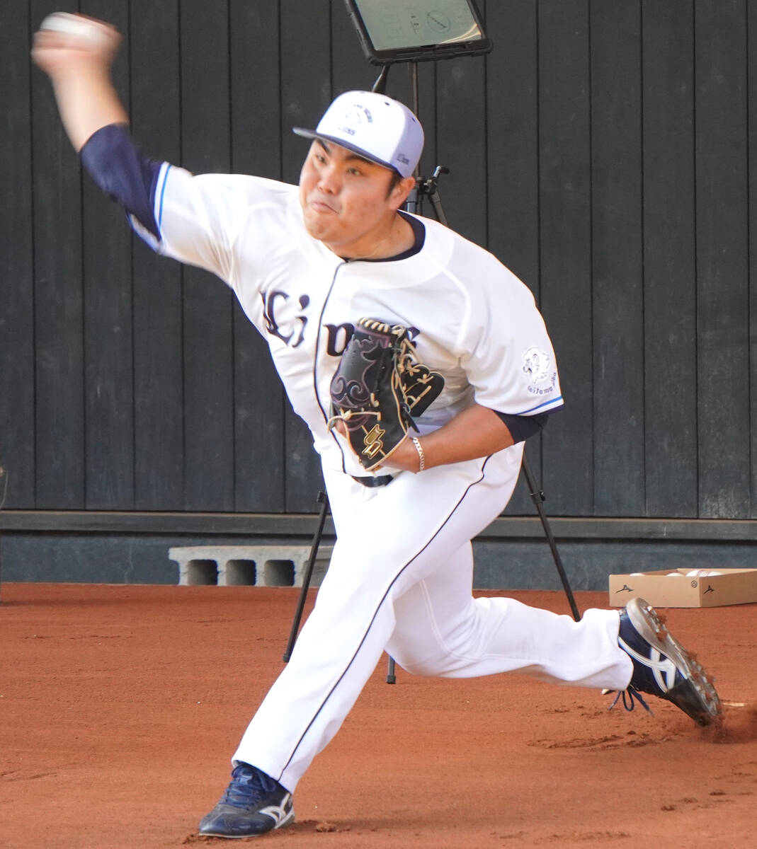 Seibu Lions 's Kaima Taira throws a powerful pitch in bullpen at Nango Camp (photographer: Kato Hiroshi)
