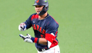 With two outs in the first inning, Seiya Suzuki hit Home Run to left-center field to take the lead. (Photo by Haruko Yoshimura)