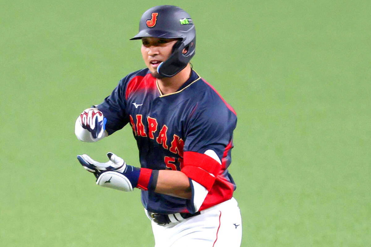 With two outs in the first inning, Seiya Suzuki hit Home Run to left-center field to take the lead. (Photo by Haruko Yoshimura)