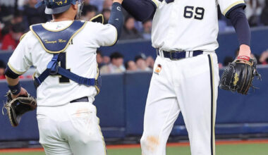 Tomoya Mori (left) Sean Hjelle after finishing his ninth inning of pitch and securing win (Photo by Hidenori Baba)