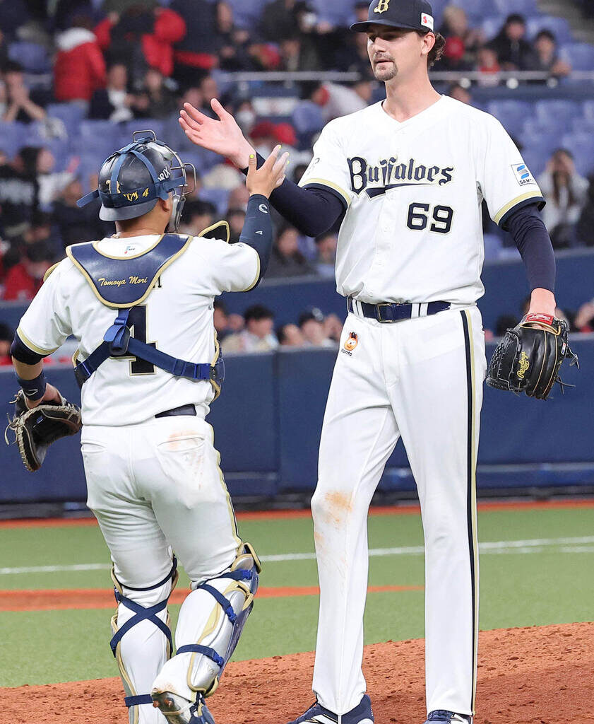 Tomoya Mori (left) Sean Hjelle after finishing his ninth inning of pitch and securing win (Photo by Hidenori Baba)