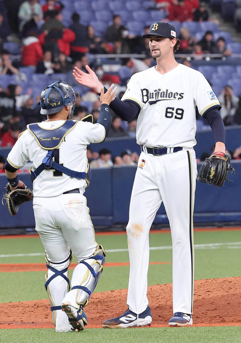 Tomoya Mori (left) Sean Hjelle after finishing his ninth inning of pitch and securing win (Photo by Hidenori Baba)