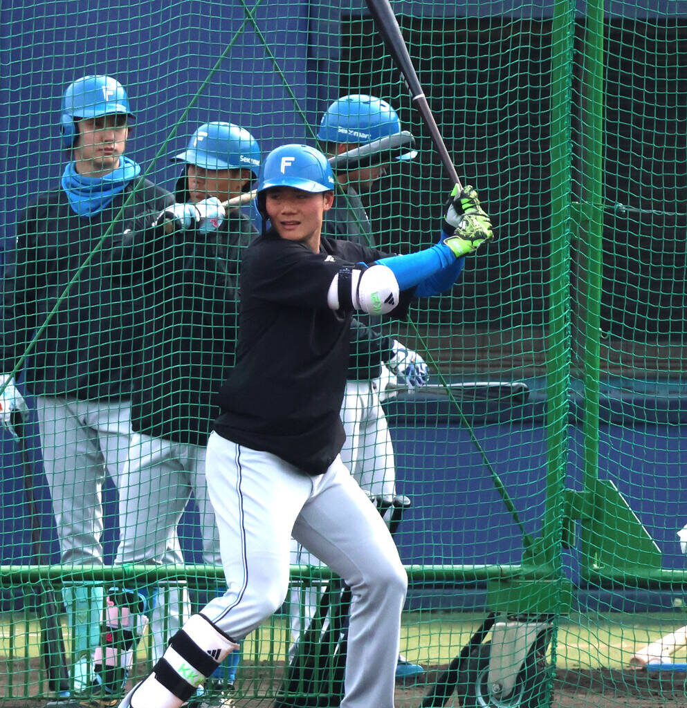 Kotaro Kiyomiya taking batting practice at Kamagaya Stadium (Photo by Haruki Kawakami)