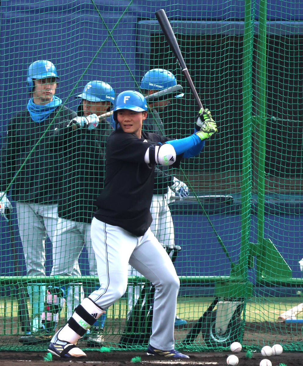 Kotaro Kiyomiya taking batting practice at Kamagaya Stadium (Photo by Haruki Kawakami)