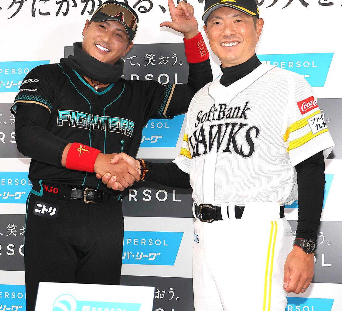 Nippon-Ham Ham Fighters manager Tsuyoshi Shinjo and Softbank Hawks Hawks manager Hiroki Kokubo shake hands at the press conference (from left) (Photo by Hidenori Baba)