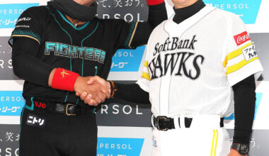 Nippon-Ham Ham Fighters manager Tsuyoshi Shinjo and Softbank Hawks Hawks manager Hiroki Kokubo shake hands at the press conference (from left) (Photo by Hidenori Baba)