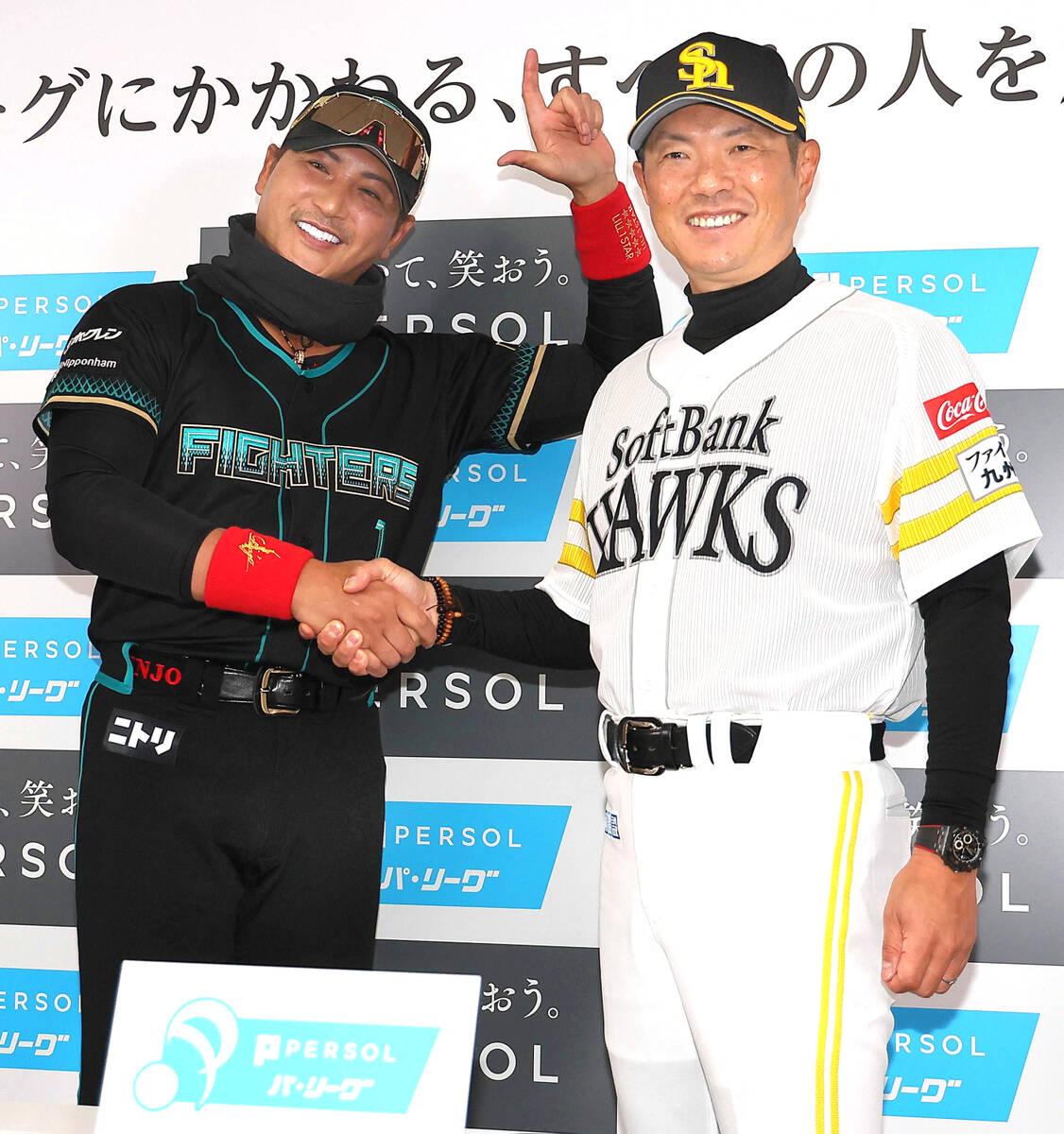 Nippon-Ham Ham Fighters manager Tsuyoshi Shinjo and Softbank Hawks Hawks manager Hiroki Kokubo shake hands at the press conference (from left) (Photo by Hidenori Baba)