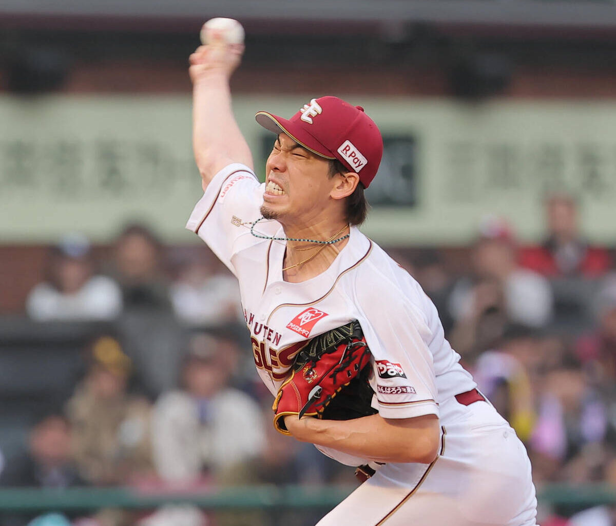 Kenta Maeda throws with all his might (Photo by Kento Yamazaki)