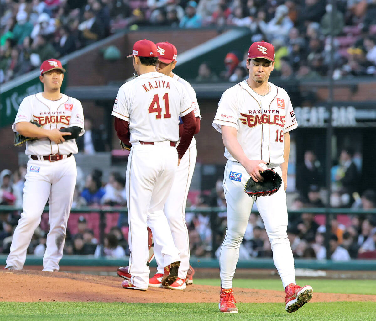 In the 5th inning, with no outs and a runner on first base, Kenta Maeda (center) leaves the mound (Photo by Kento Yamazaki)