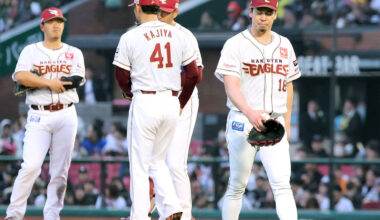 In the 5th inning, with no outs and a runner on first base, Kenta Maeda (center) leaves the mound (Photo by Kento Yamazaki)