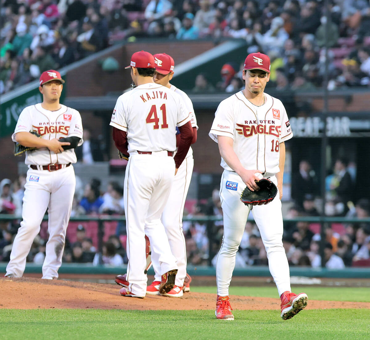 In the 5th inning, with no outs and a runner on first base, Kenta Maeda (center) leaves the mound (Photo by Kento Yamazaki)
