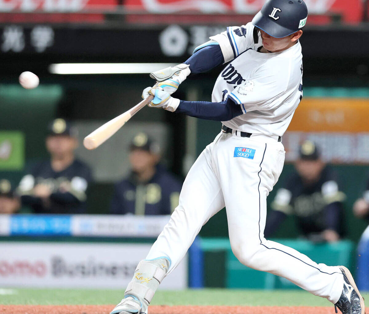 In the fourth inning with no outs and a runner on first base, Taiga Kojima hits a two-run homer over the right field fence, the team