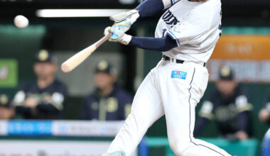 In the fourth inning with no outs and a runner on first base, Taiga Kojima hits a two-run homer over the right field fence, the team