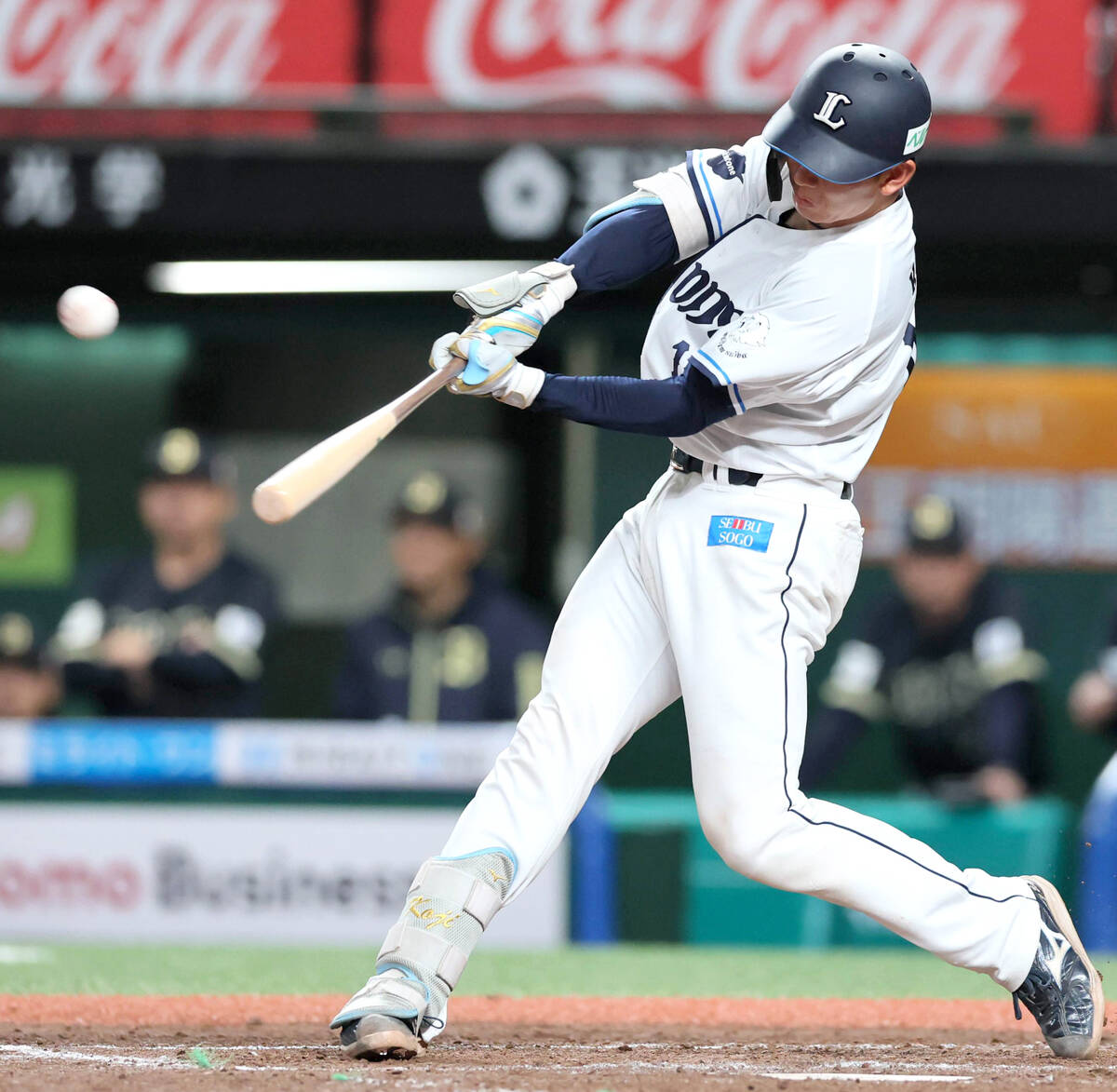 In the fourth inning with no outs and a runner on first base, Taiga Kojima hits a two-run homer over the right field fence, the team's first of the season (Photo by Tomomi Watanabe).